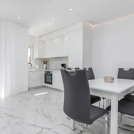 Apartment Knezevic A *